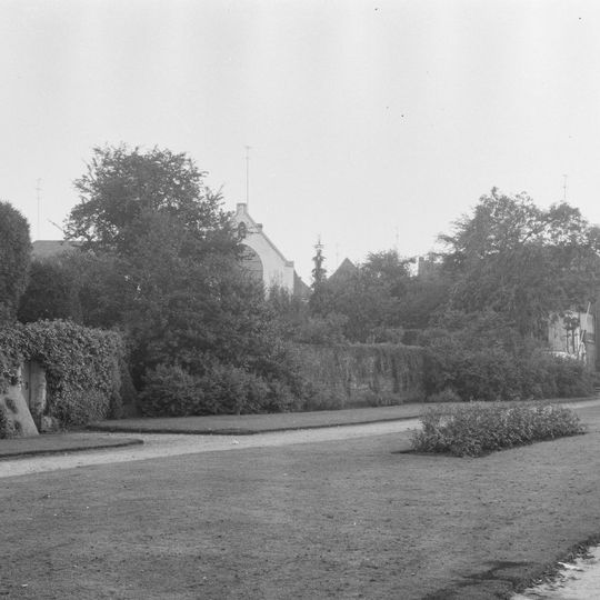 City wall with the Spoelpoort at Wilhelminasingel