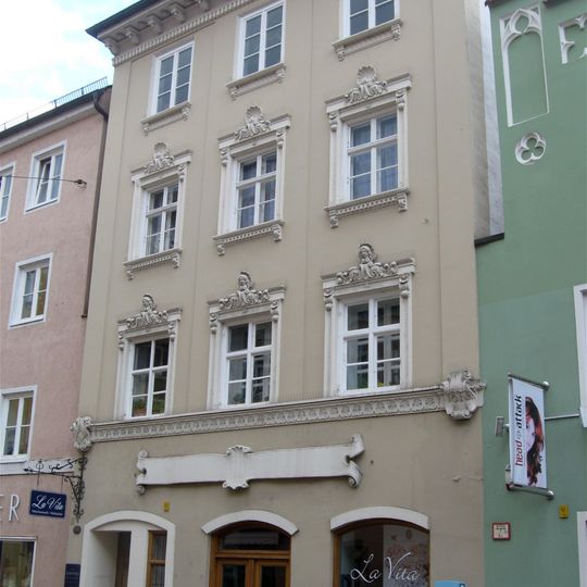 Wohn- und Geschäftshaus