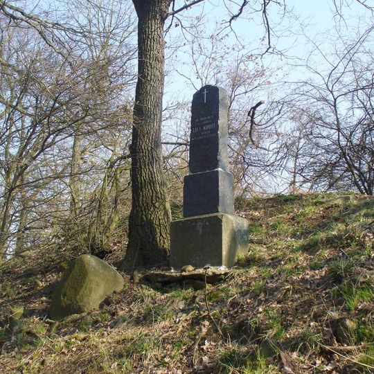 Pomník Ládi Kohouta na vrchu Hůrka u sídliště Dobětice