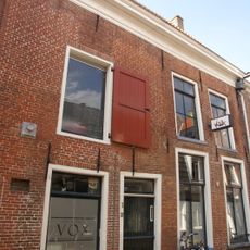 Pand met rechte kroonlijst en dakkapel