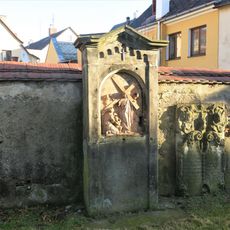 Kaplička VIII. zastavení křížové cesty u kostela Nalezení svatého Kříže ve Frýdlantu