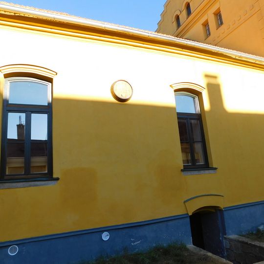 Pamětní deska Bohumila Hrabala na Měšťanském pivovaru v Polné