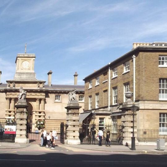 Buckingham Palace 4 Lamp Posts At Gateway To Royal Mews