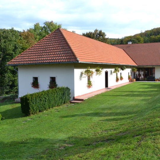 Roľnícka usadlosť, dom ľudový s hosp. časť.