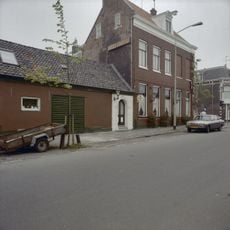 Laag gebouw met rechte kroonlijst