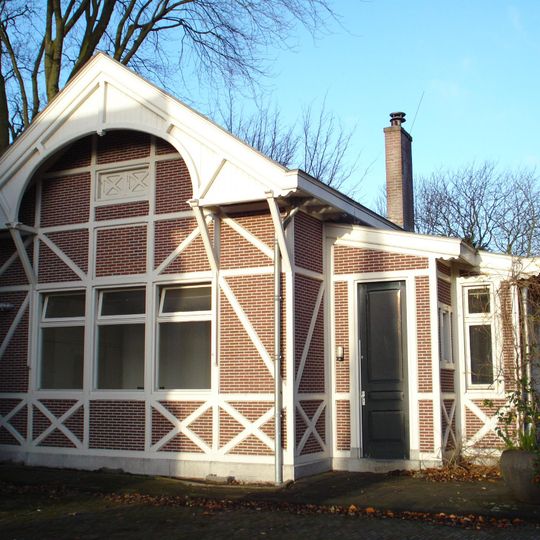 Algemene Begraafplaats Crooswijk: voormalig wachtlokaal annex opzichterswoning in chalet-stijl