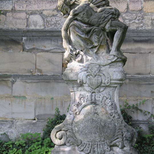 Socha Piety u zdi zámku v Sychrově