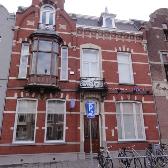 In de wijk het zand gelegen voormalig herenhuis met achtererf