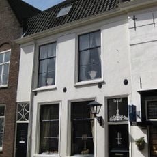 Pand met gepleisterde lijstgevel