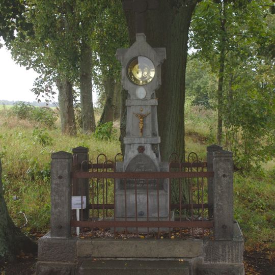 Kříž západně od Chodského Újezdu u rozcestí