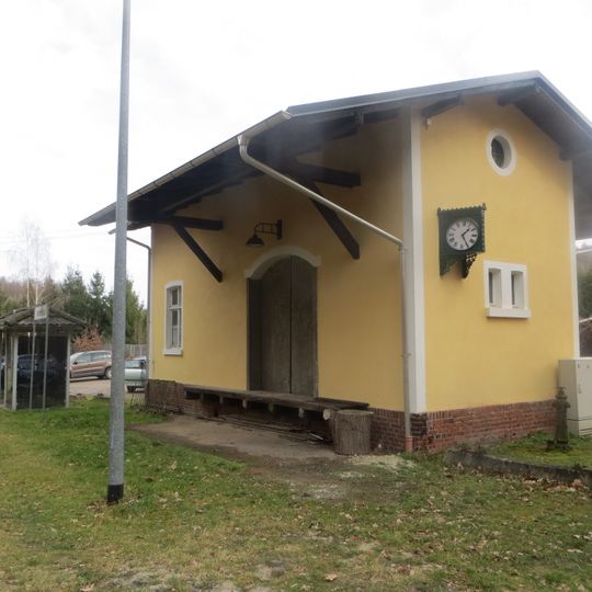 Einzeldenkmal der Sachgesamtheit Muldentalbahn: Empfangsgebäude und Güterschuppen sowie Telegrafenmasten