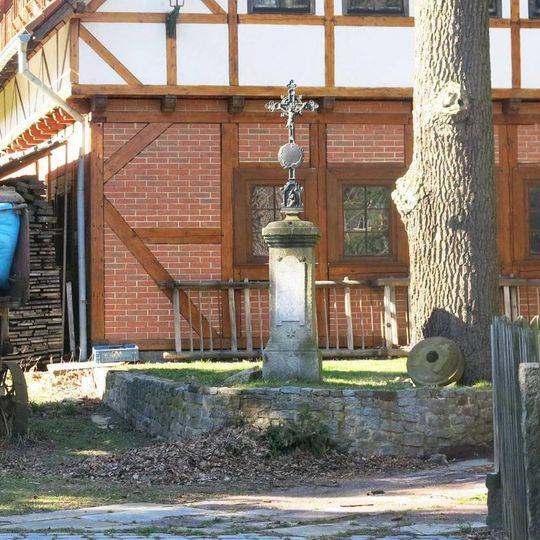 Kříž ve dvoře domu Vojtěcha Kováře 264/38 v Horním Jindřichově