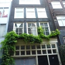 Pand met gevel onder klokvormige top met rollagen