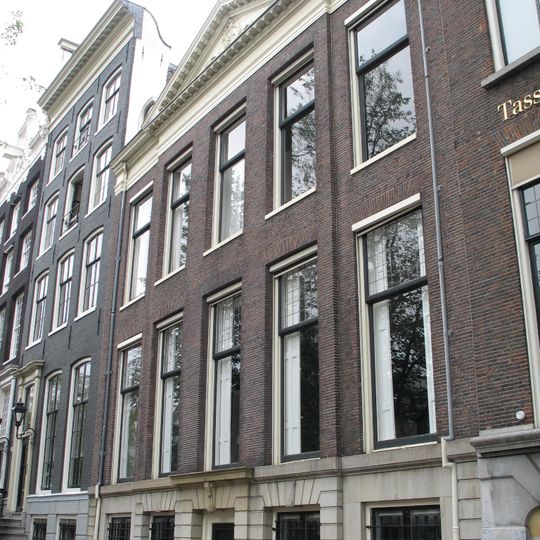 Dubbel huis met gevel voorzien van een middenrisaliet en hoeklisenen onder rechte lijst met gesneden fronton en twee dakkapellen