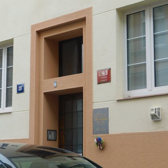 Pamětní deska Zdeňce Hejdukové na domě Kozácká 243/19 v Praze