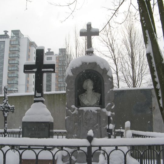 Захоронение основателя Санкт-Петербургского цирка Гаэтано Чинизелли и его семьи: Франциски Думос , Вильгельмины Анны , Марии , Эммы , Мины , Доры Чинизелли — над...