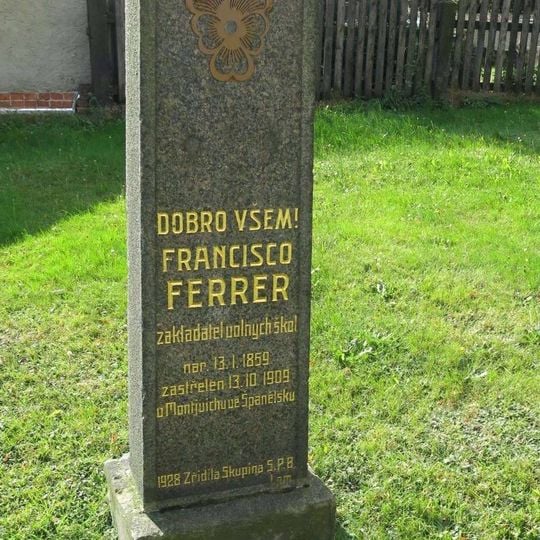 Pomník Francisca Ferrera u obecního úřadu v Lomu u Mostu