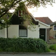 Zeer klein vissershuisje met gaaf houten voorschot