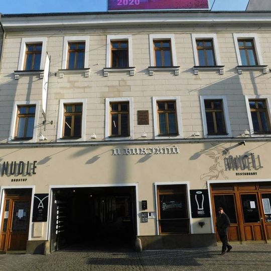 Pamětní deska Petra Gutha na domě Nádražní 60/114 na Smíchově