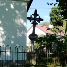Kříž u kaple ve Věžníčkách