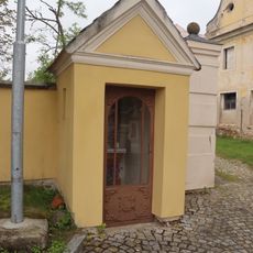 Kaplička ve Kdousově u kostela
