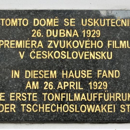 Pamětní deska premiéry zvukového filmu v Československu ve Varšavské ulici na Střekově