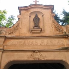 Socha Madony nad horním portálem krytého schodiště ke klášteru v Nové Pace