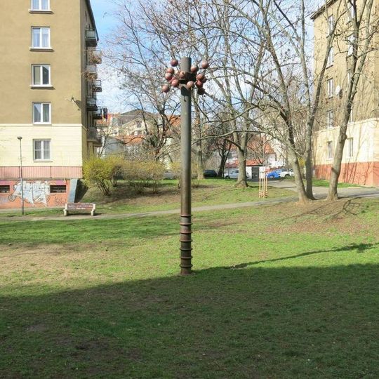 Plastika ve vnitrobloku ulice Na Rokytce