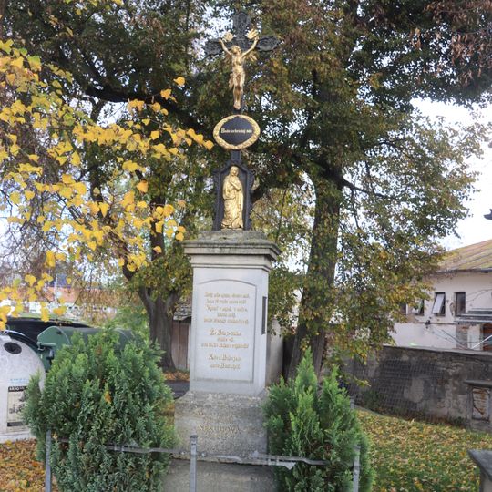 Kříž na křižovatce v Hlubokém