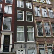 Pand met smalle gevel onder rechte lijst