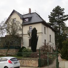Villa mit Vorgarten und Einfriedungsmauer Salzstraße 79