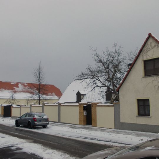 Wohnhaus, Scheune, Seitengebäude und Hofmauer eines Gutes Dorfstraße 9