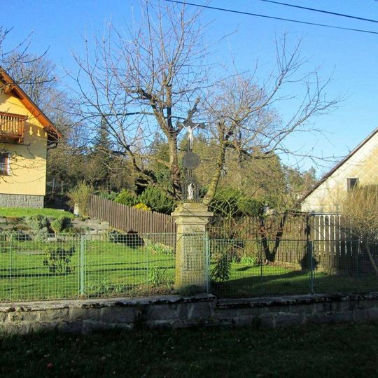 Kříž v Mlázovech u sochy