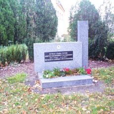 Pomník padlému rudoarmějci u nádraží v Pečkách