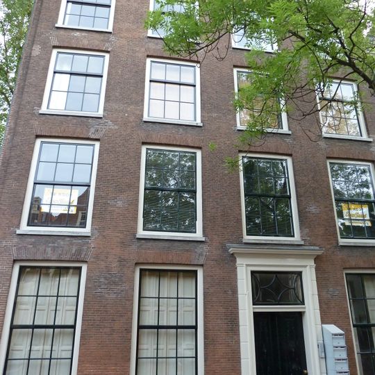 Statig herenhuis met rechte kroonlijst met metopen