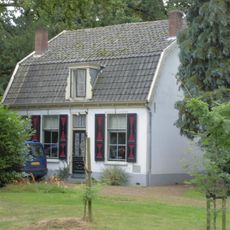 Middenhoek: Dienstwoning