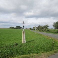 Kříž jižně od Petrovic u křižovatky