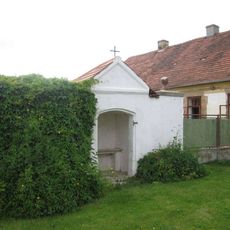 Kaplička v Úhercích v západní části návsi