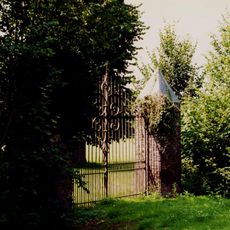 Meerssenhoven Castle: avenue with iron bar fence between two masonry pillars