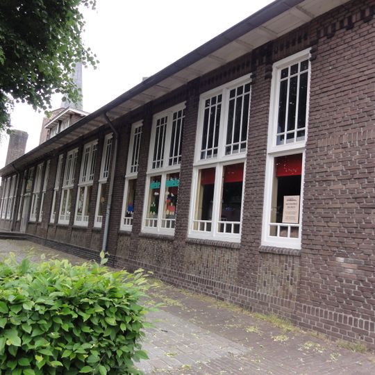 Voormalige lagere school is in 1920 gebouwd in de stijl van de Amsterdamse school