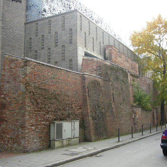 An der Südseite der letzte oberirdisch anschauliche Rest der ehemaligen inneren Stadtmauer