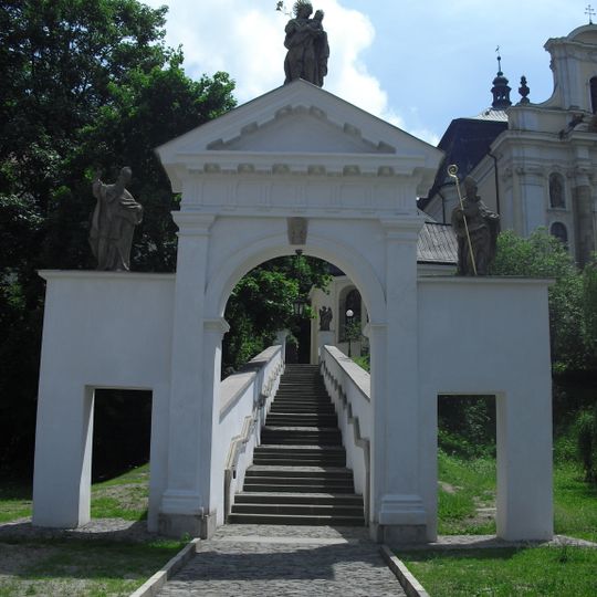 Schodiště se sochařskou výzdobou