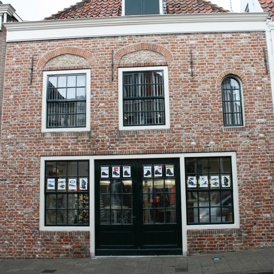 Pand met geverfde rechte gevel