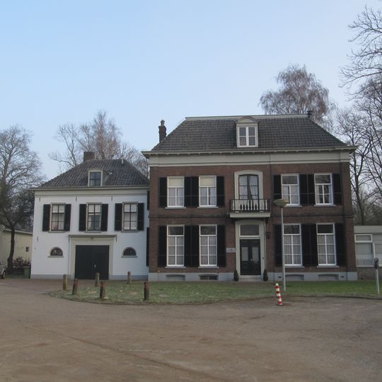 Pand met verdieping onder met blauwe Friese pannen gedekt omlopend schilddak