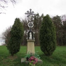 Kříž jižně od Služátek u křižovatky polních cest