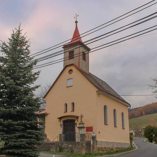 Kaple v Janoušově ve středu obce