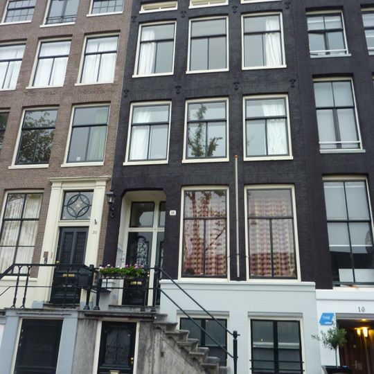 Pand met gevel onder rechte lijst en dak