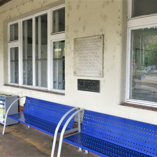 Pamětní deska obětem okupace 1939-45 na nádraží v Mladé Boleslavi