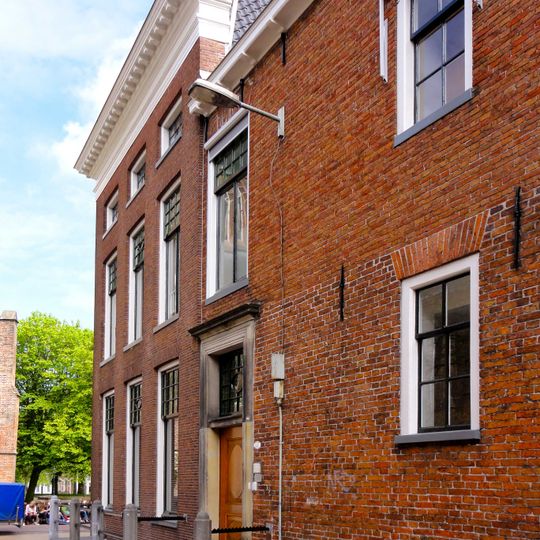 Blokvormig hoekpand met kroonlijst