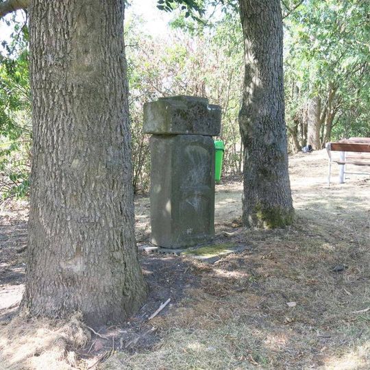 Podstavec v západní části Mukařova